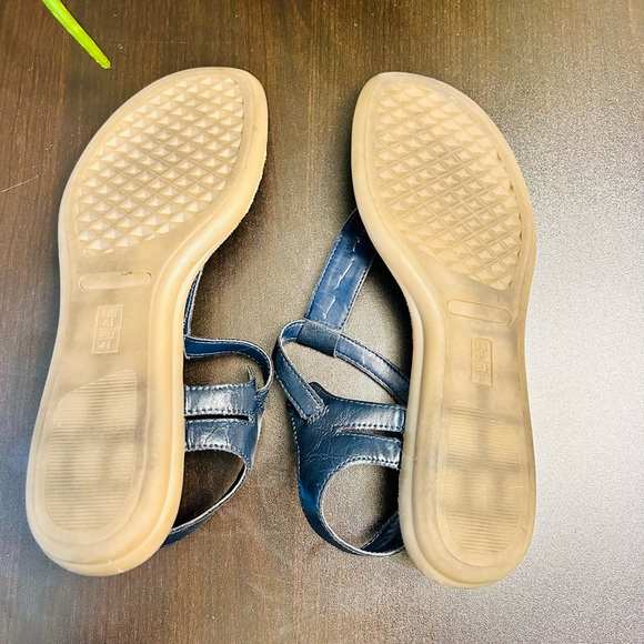 Aerosoles Navy Thong Sandals with Gold Detailing | Size 6.5 - Picture 11 of 13